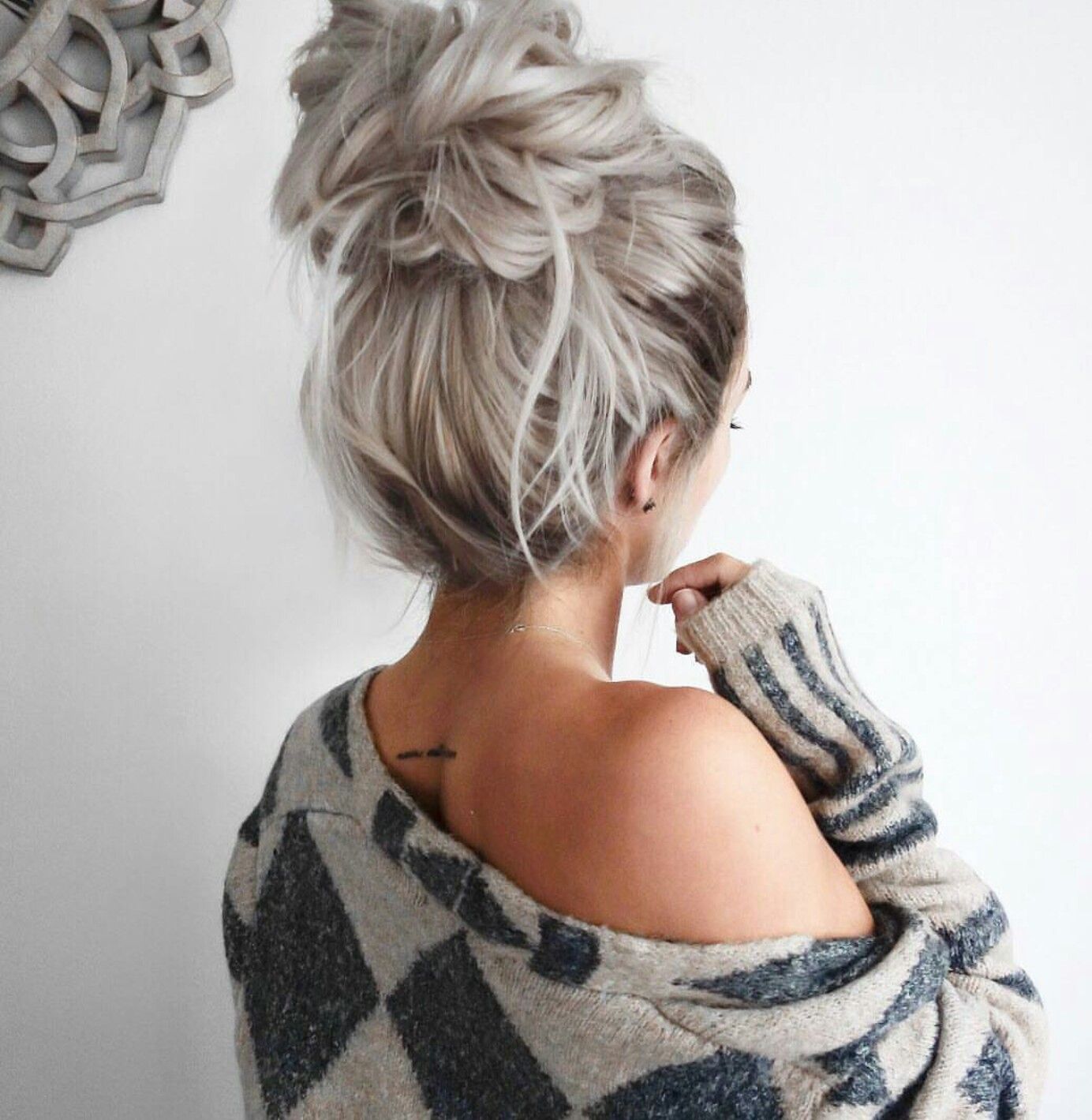 vysokie-pricheski-na-vypusknoj_ (6)