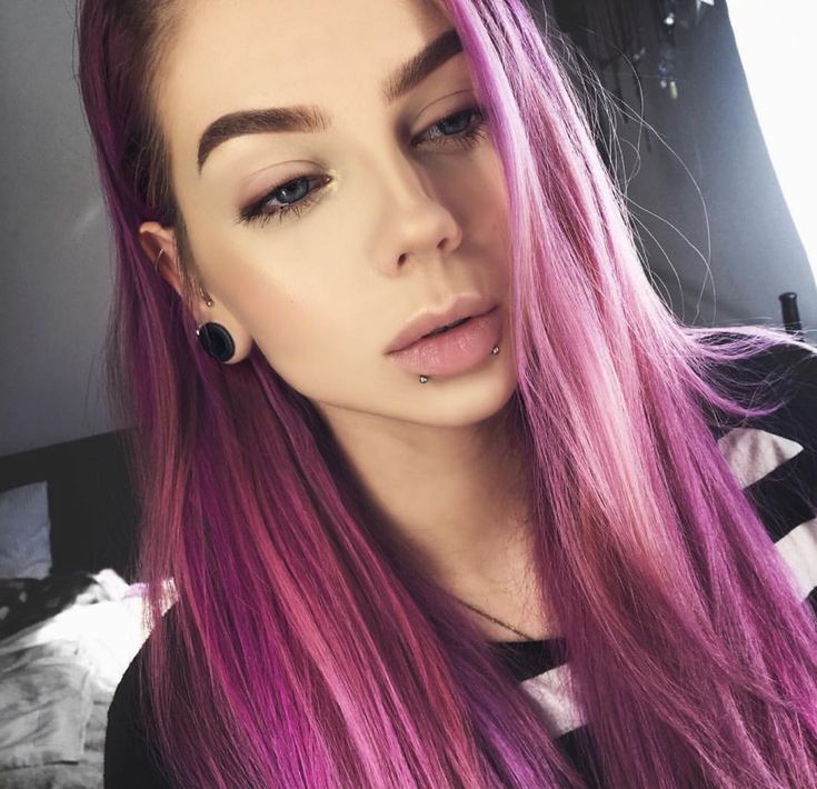 Przed zabiegiem zastanów się, czy jesteś gotowy na długo zmienić swój rodzimy kolor, ponieważ trudno będzie szybko pozbyć się niebiesko-lawendowych i różowo-fioletowych pasemek fioletovyj-tsvet-volos_ (29)