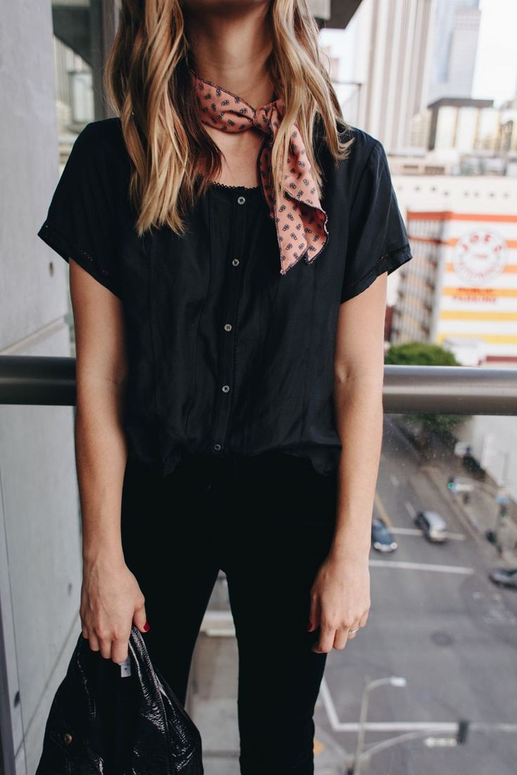 Un excellent moyen de pimenter une tenue de bureau ennuyeuse est d'utiliser un tissu léger et ludique autour du cou. kak-krasivo-zavyazat-platok-na-shee_ (21)