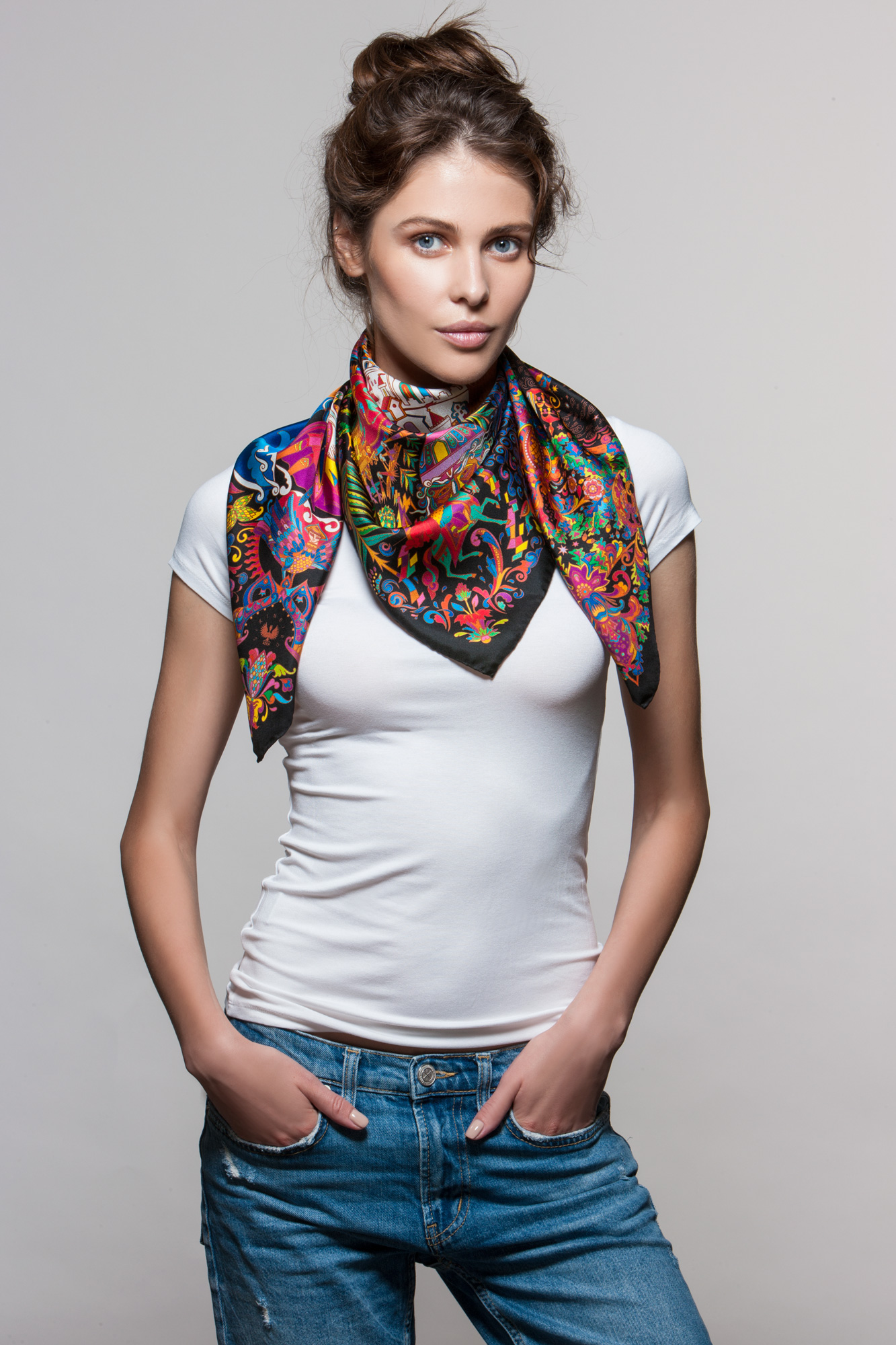 Sous une garde-robe monochrome sans imprimés ni motifs, vous devriez porter une écharpe lumineuse avec un motif accrocheur kak-krasivo-zavyazat-platok-na-shee_ (25)