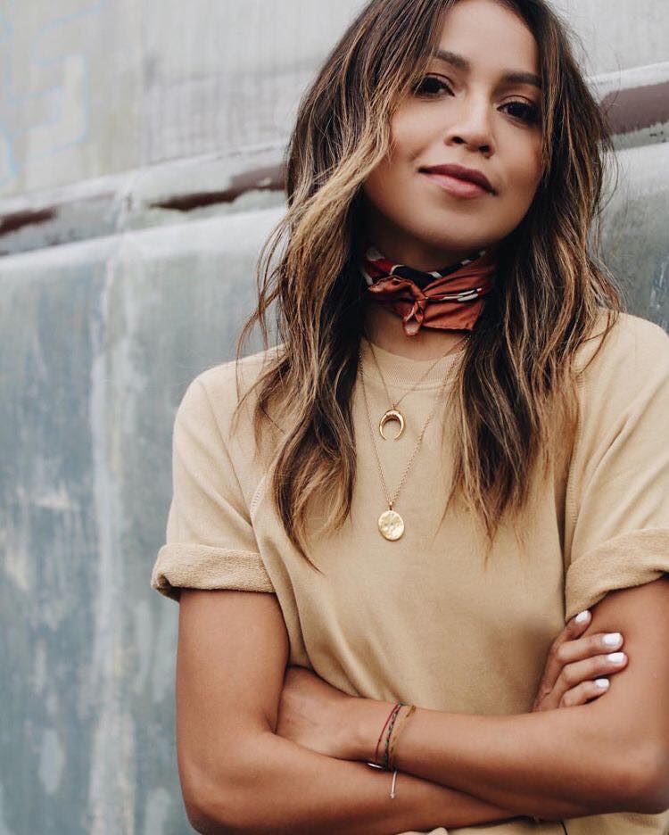 Une petite chose brillante est capable de mettre une sorte de point stylistique dans n'importe quel arc kak-krasivo-zavyazat-platok-na-shee_ (8)