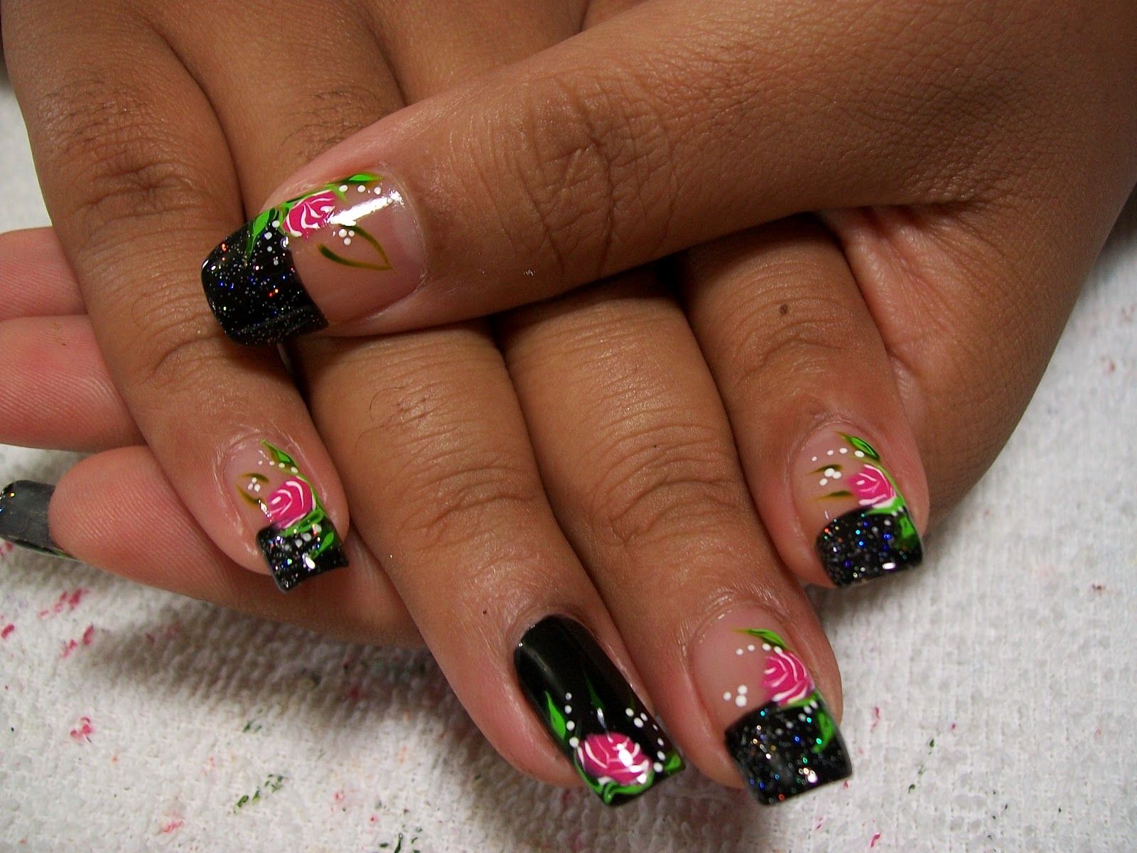 Rosor på svart bakgrund manikyur-s-risunkom-foto_ (12)