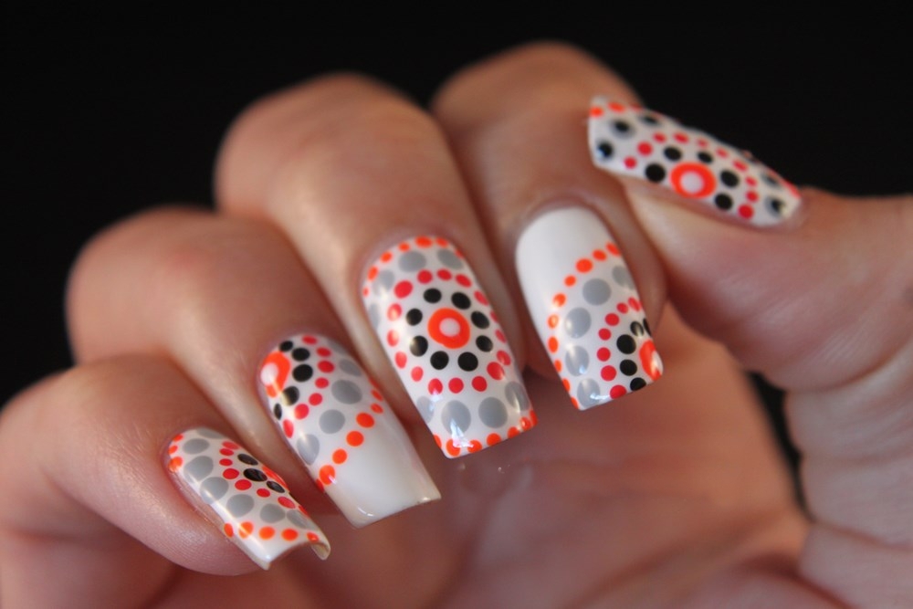 Mönstrad manikyr lockar fortfarande ett stort antal fashionistas manikyur-s-risunkom-foto_ (47)