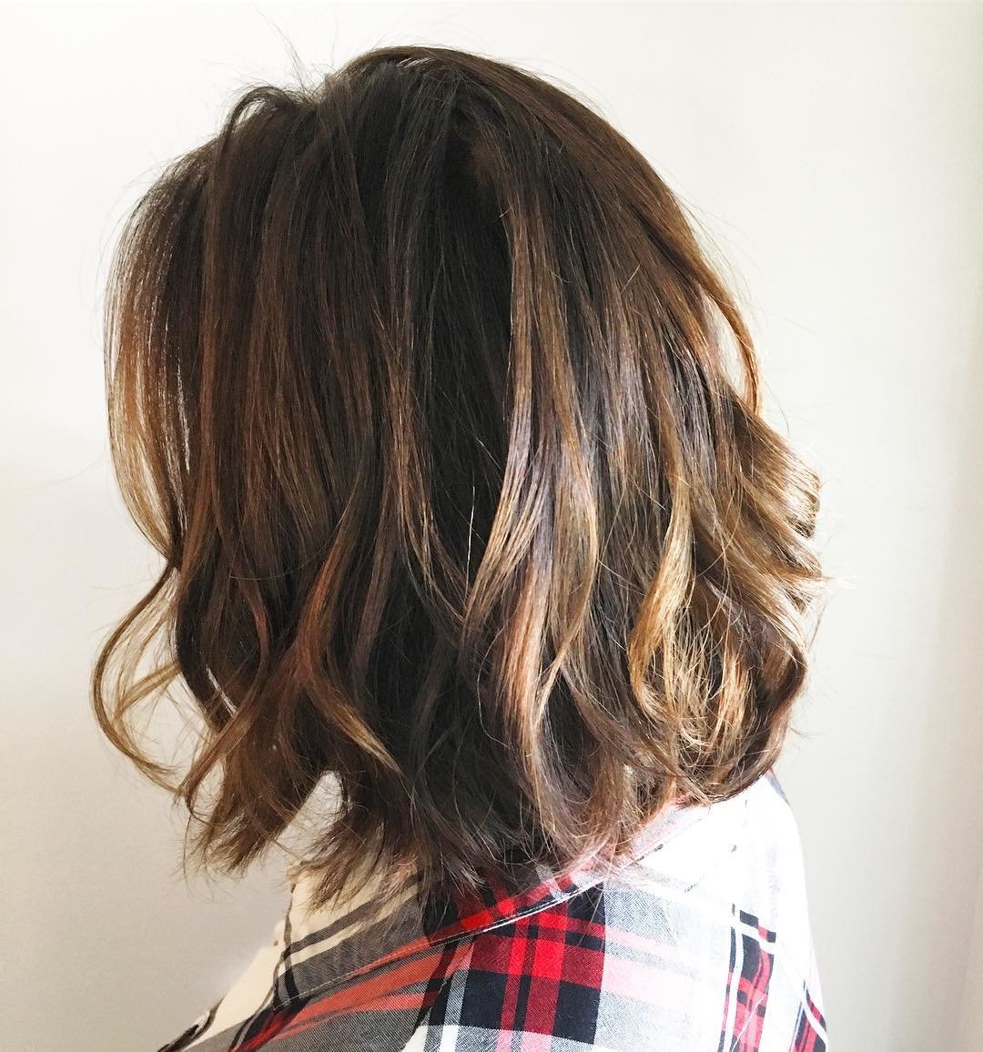 La palette assombrie est en parfaite harmonie avec les tons miel, caramel, blé melirovanie-na-korotkie-volosy_ (42)