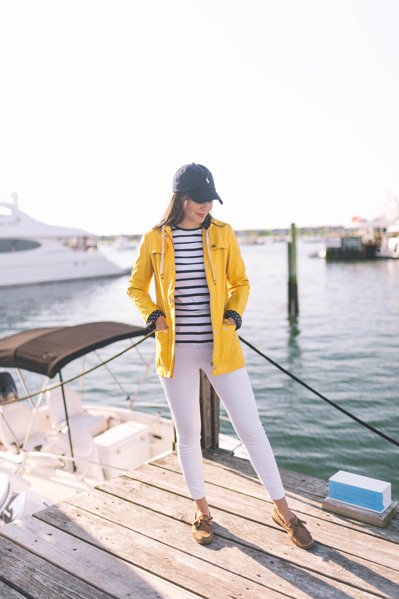 Ils ont été conçus à l'origine pour les marins britanniques. À ce jour, les marins les utilisent dans les défilés officiels. s-chem-nosit-lofery-zhenskie_ (49)