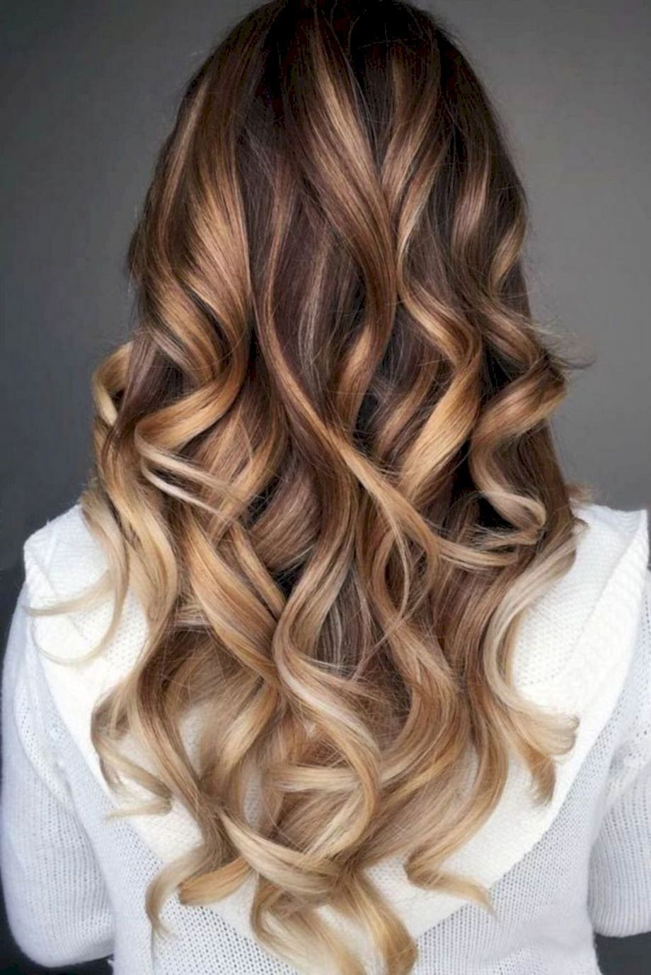 Ce sont des boucles qui ressemblent naturellement à la nature. ukladka-na-dlinnye-volosy_ (12)