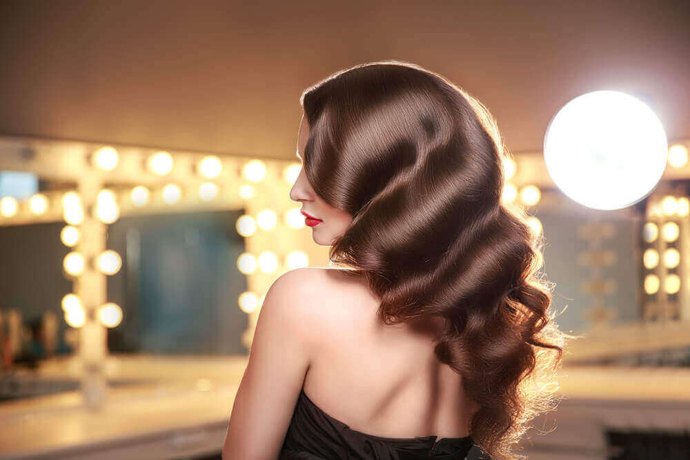 Le séchage s'effectue à l'aide d'un sèche-cheveux et d'un peigne, en veillant à ce que le flux d'air pénètre dans la mèche de haut en bas ukladka-na-dlinnye-volosy_ (40)