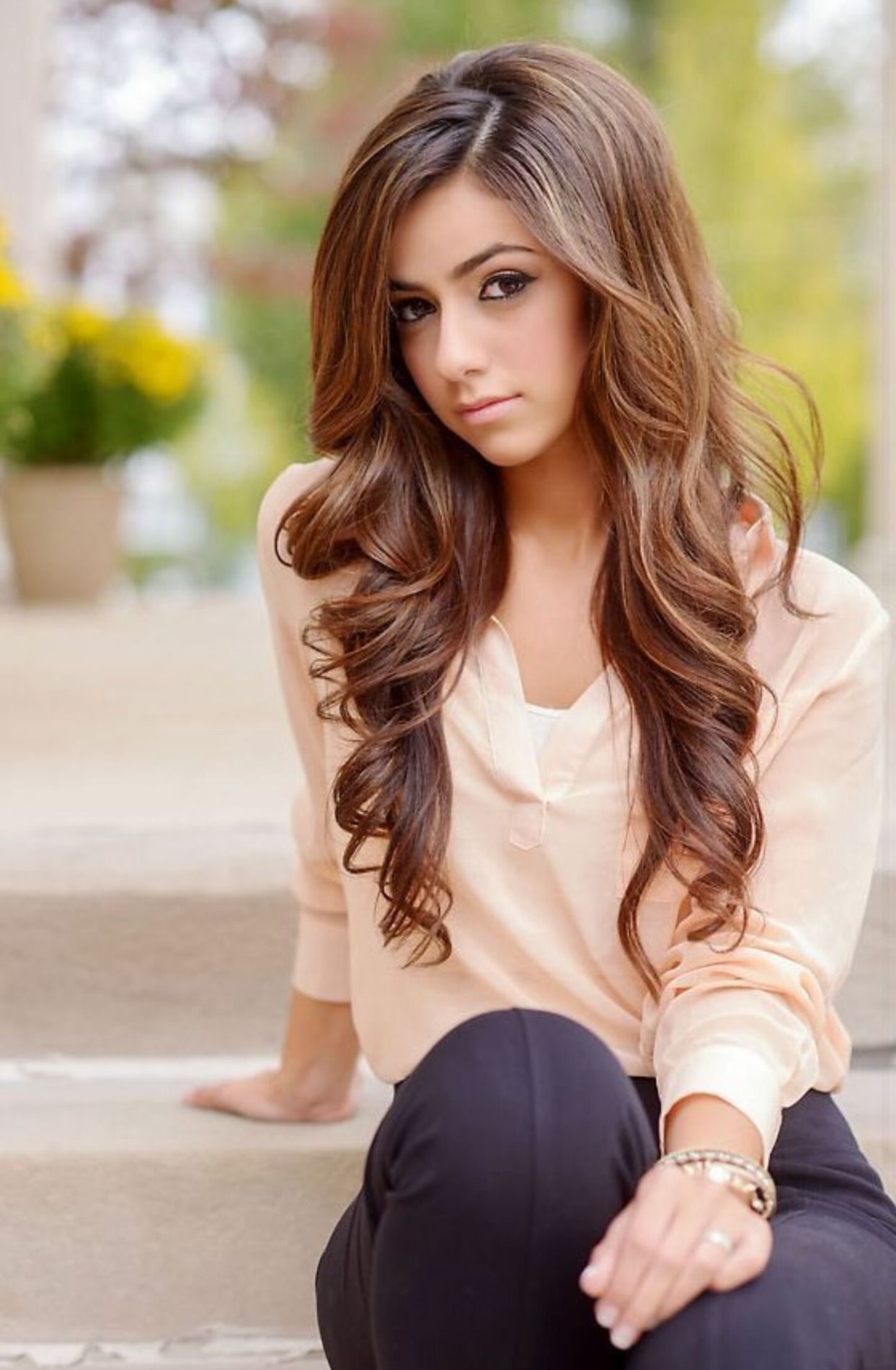 Brisez les boucles avec vos doigts, en les laissant s'enrouler dans une direction arbitraire ukladka-na-dlinnye-volosy_ (6)