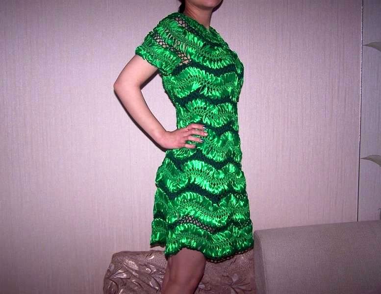 Ohuet kangaspalat asetetaan vierekkäin, ja niiden väliset rivit virkataan tai neulotaan atlasnye-platya_ (24)