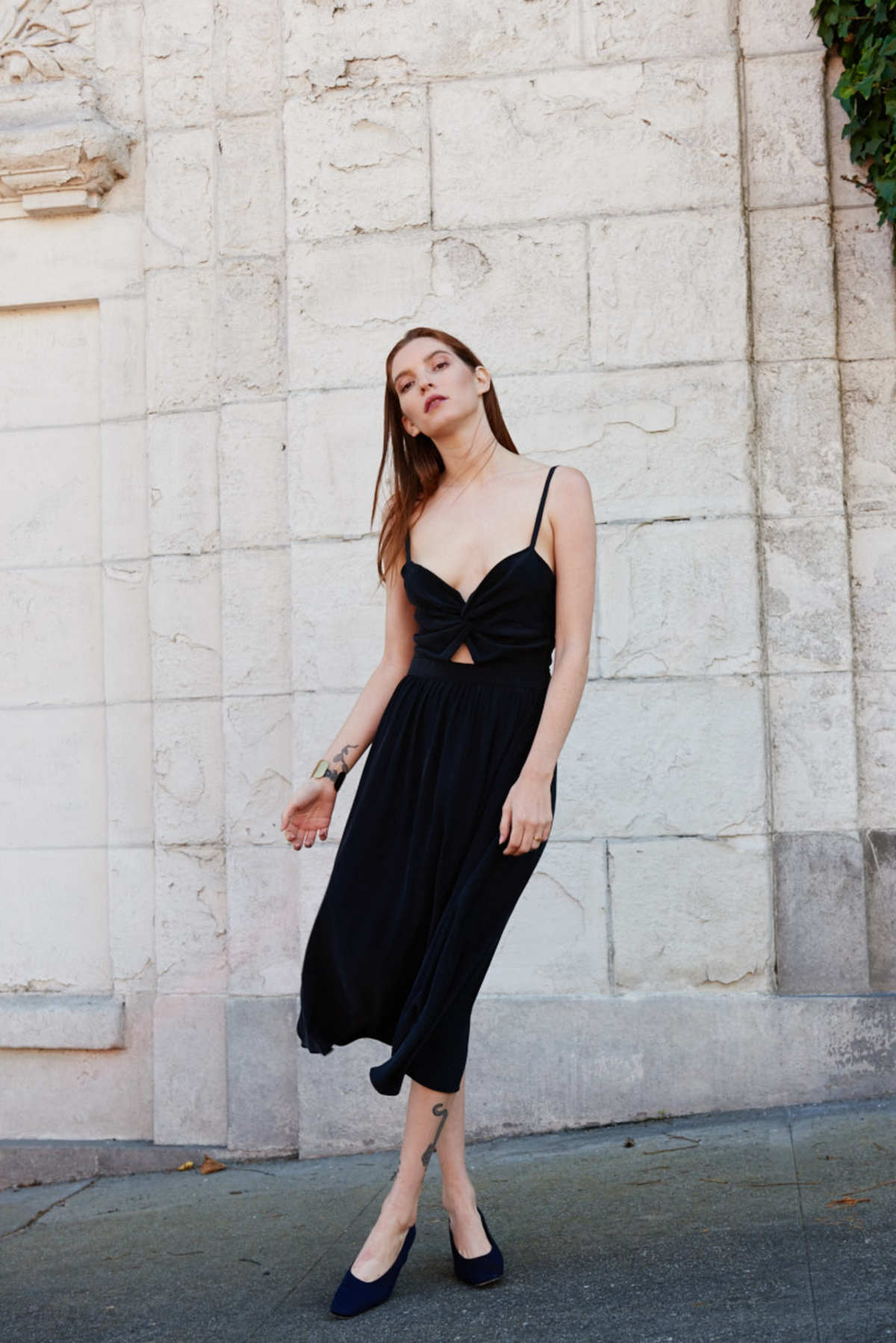 Musta silkkimekko on ollut ajaton klassikko suuren Coco Chanelin ajoista lähtien. atlasnye-platya_ (30)