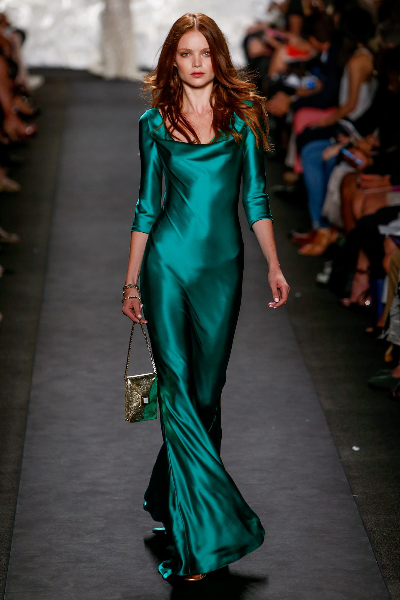 Nainen, joka on päättänyt pukeutua lattialle suljetuilla kahvoilla, viettelevällä pääntiellä tai reidestä, esiintyy miehen edessä eräänlaisena salaperäisenä naisena atlasnye-platya_ (34)