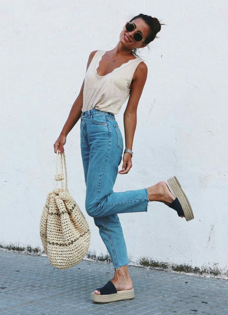 Si les espadrilles compensées sont un phénomène populaire assez gracieux, alors une paire sur une plate-forme semble volumineuse et pas très confortable à porter. espadrili-zhenskie_-1