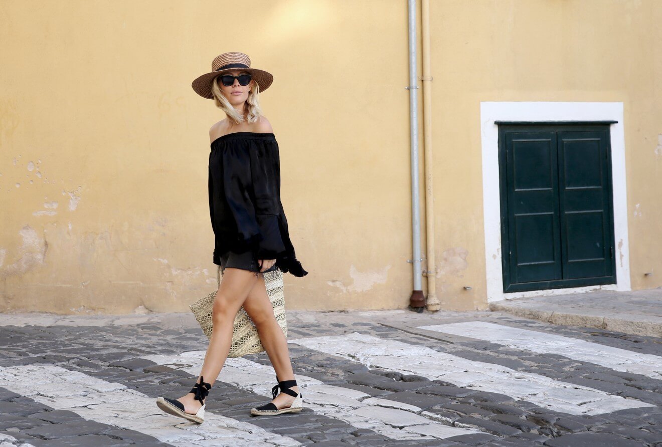 L'invention appartient à des artisans paysans qui vivaient en Catalogne espagnole, elle remonte au XIIIe siècle espadrili-zhenskie_ (42)