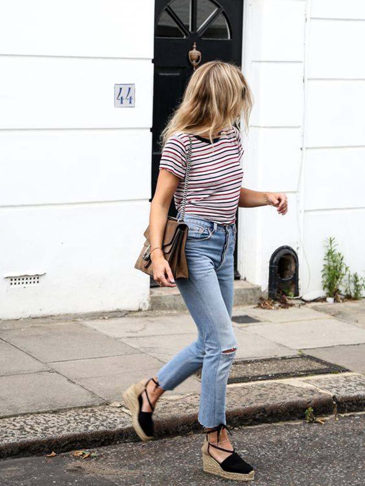 Alors que les pauvres filles espagnoles se contentaient de pantoufles plates faites maison, les femmes riches pouvaient s'offrir des chaussures compensées en tissu. espadrili-zhenskie_ (49)