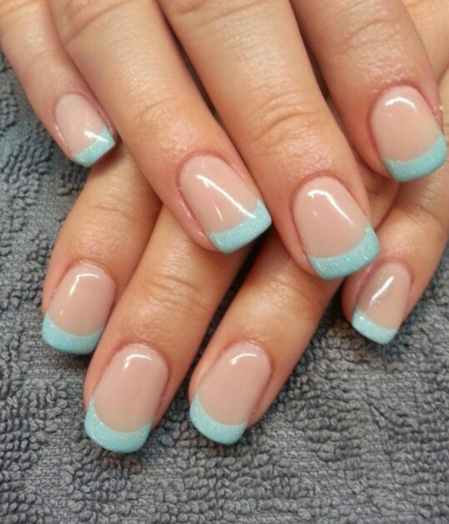 Au lieu de la bande blanche traditionnelle, peignez une ligne de sourire avec un vernis irisé, et le design austère brillera de nouvelles couleurs. paillettes-dlya-nogtej_ (1)