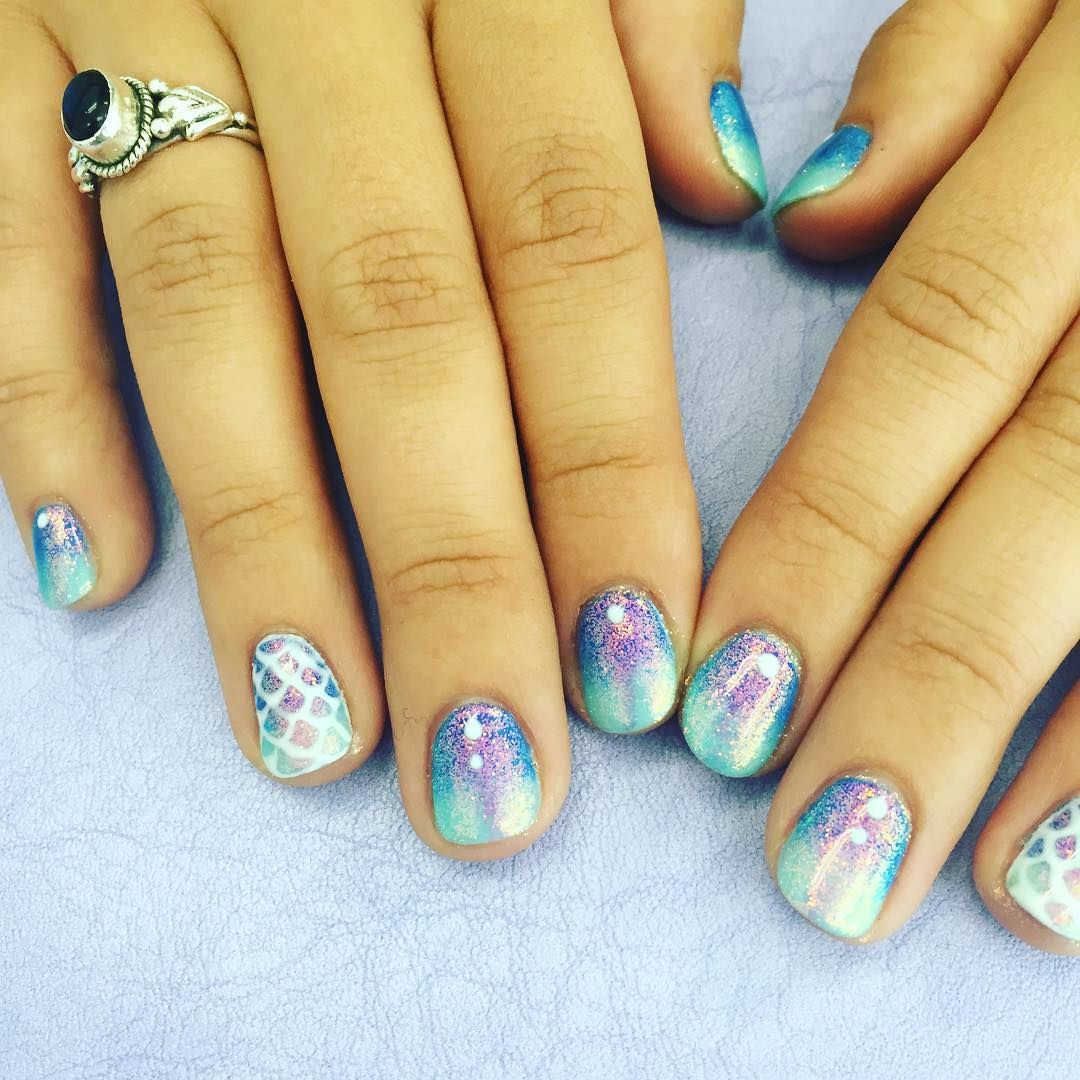 La graduation progressive est réalisée en réduisant progressivement la densité des paillettes du bord libre à la racine ou dans le sens opposé. paillettes-dlya-nogtej_-2