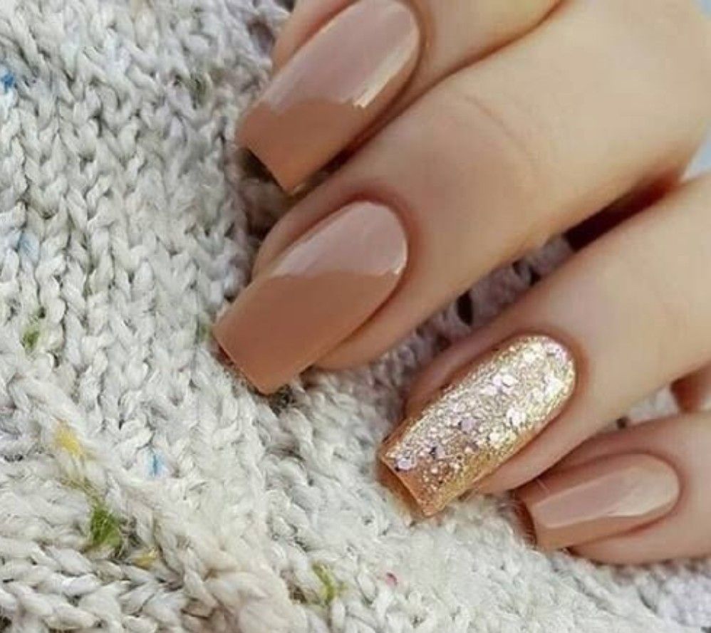 Si vous n'avez pas la possibilité d'acheter une poudre spéciale dans un magasin de cosmétiques, les femmes rusées de la mode vont par d'autres moyens. paillettes-dlya-nogtej_ (32)