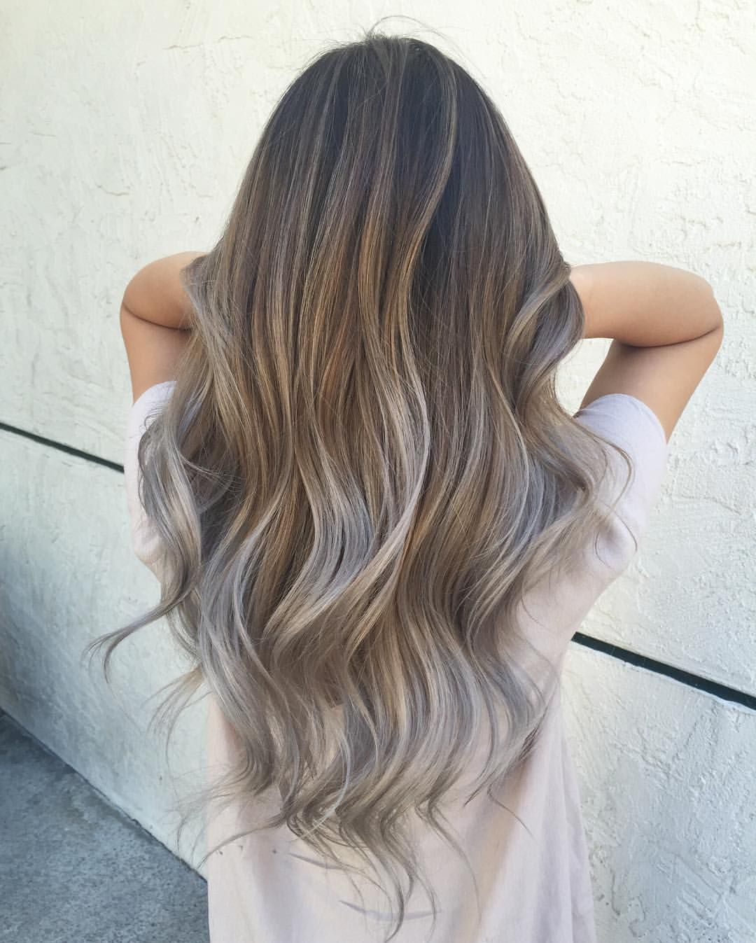 ألقِ نظرة فاحصة على الأشقر الطبيعي كقاعدة وخيوط رماد فضية عصرية بدون نغمات صفراء kolorirovanie-na-svetlye-volosy_ (20)