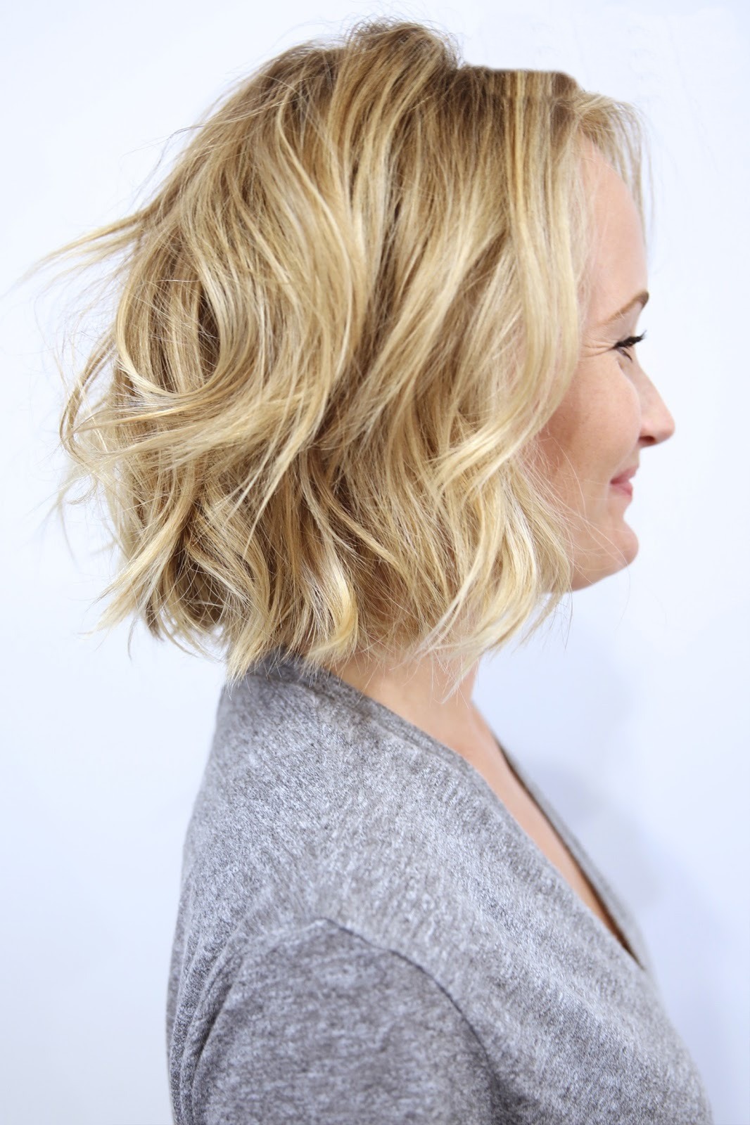 سيتمكن المعلم المتمرس من تصحيح الشكل البيضاوي للوجه بصريًا وميزات المظهر اللافتة للنظر باستخدام لعبة الألوان النصفية. اللون-نا-سفيتلي-فولوسي (28)