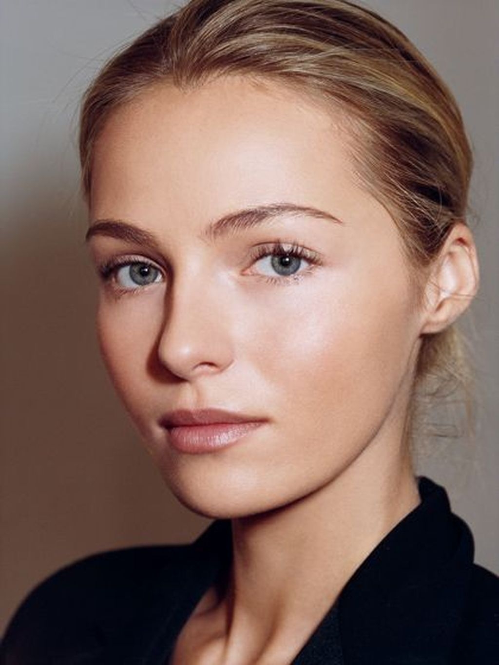 Това е модна тенденция в модната индустрия, която предполага поддържане на максимална естественост в процеса на гримиране. makiyazh-bez-makiyazha_ (19)