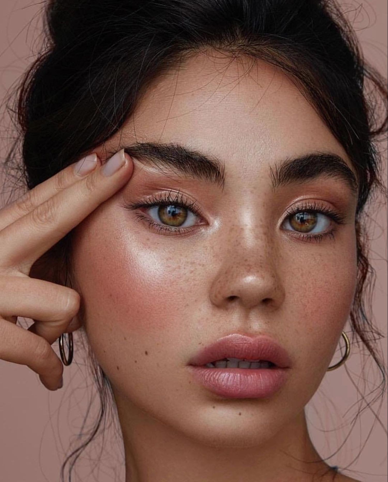 Цветовете са внимателно засенчени.Не се виждат преходи между сенки, моливи и фон дьо тен makiyazh-bez-makiyazha_ (25)