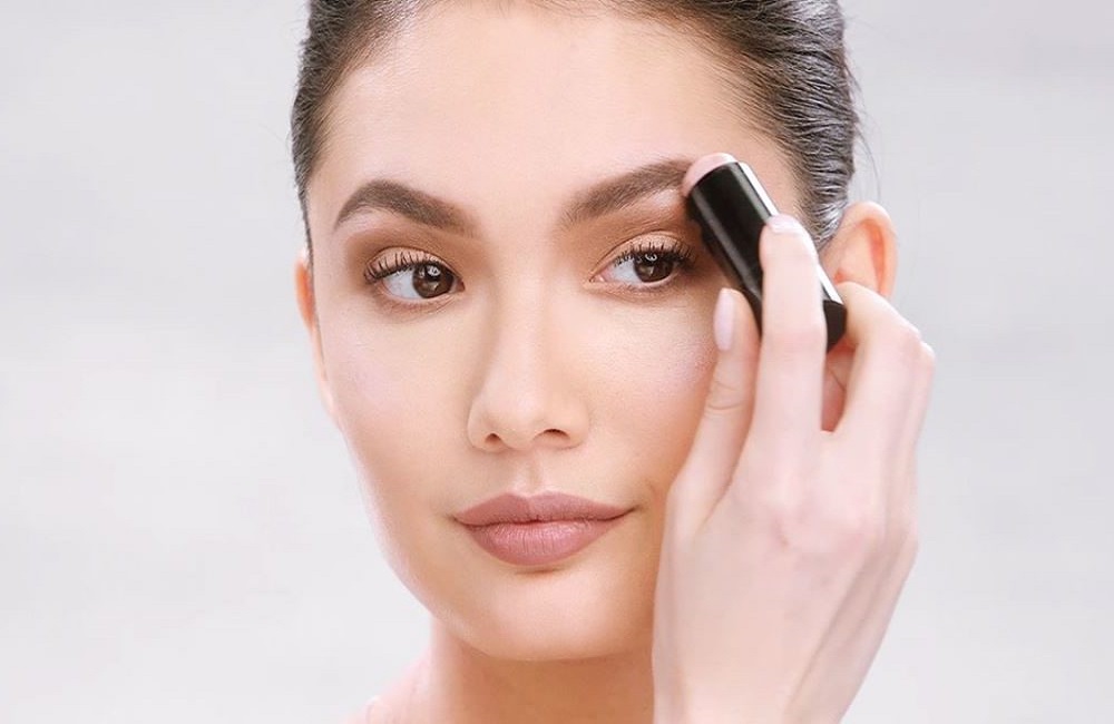 Красивите, равномерни и симетрични вежди решават проблема с пълнотата на външния вид makiyazh-bez-makiyazha_ (34)