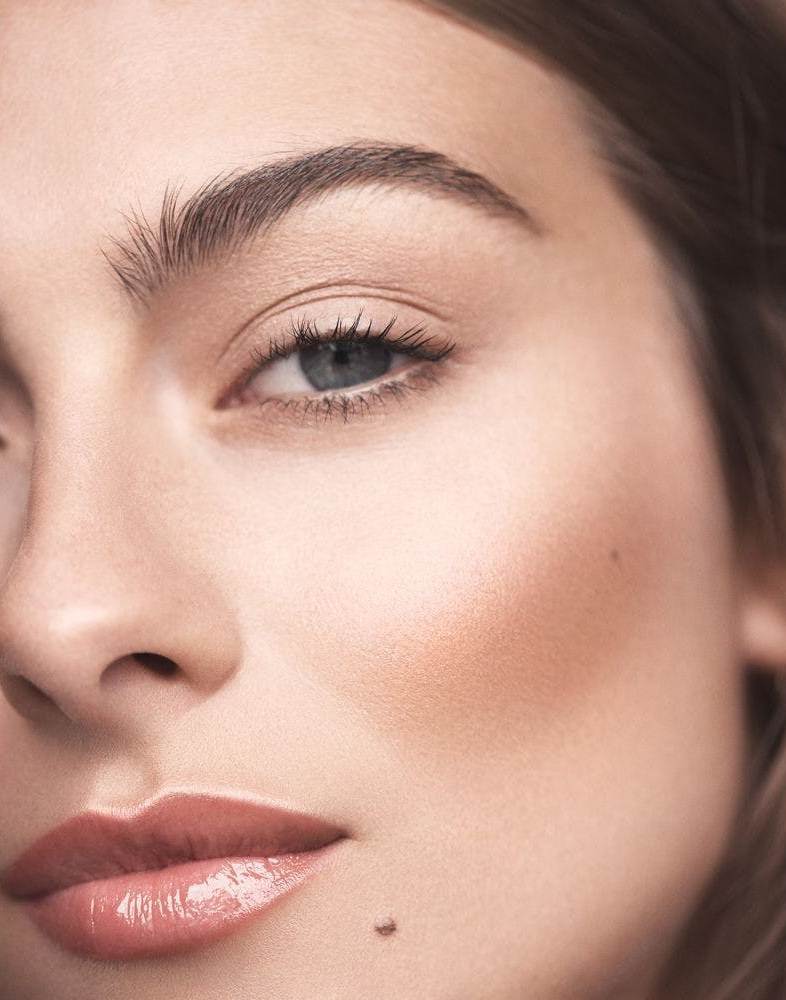 Позволява ви да подчертаете естествената красота на лицето, вместо да го скриете под слой декоративна козметика makiyazh-bez-makiyazha_ (40)