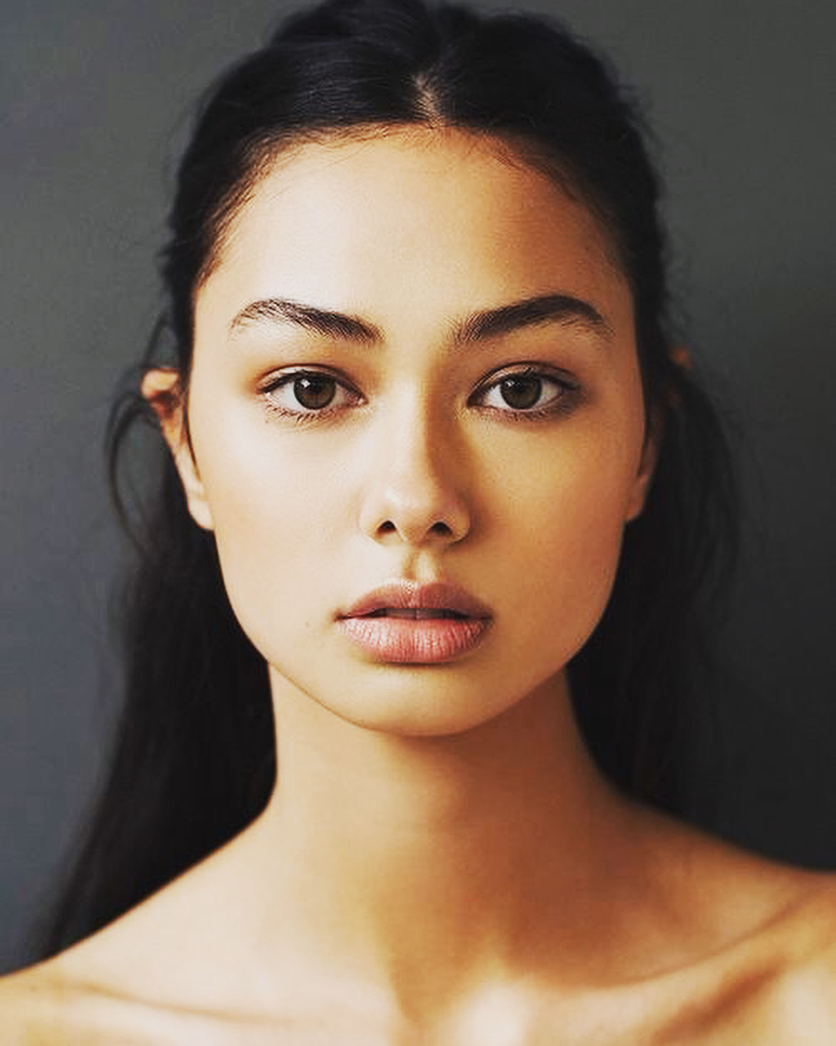 Бронзовите, топли красавици от есенния или пролетния кръг трябва да използват златисти, бежови, пясъчни нюанси makiyazh-bez-makiyazha_ (9)