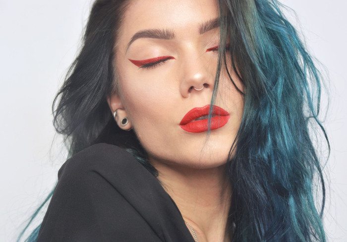 Upang likhain ang mga ito, kailangan mo ng isang beveled brush na gawa sa natural fibers. makiyazh-s-krasnymi-tenyami_ (18)