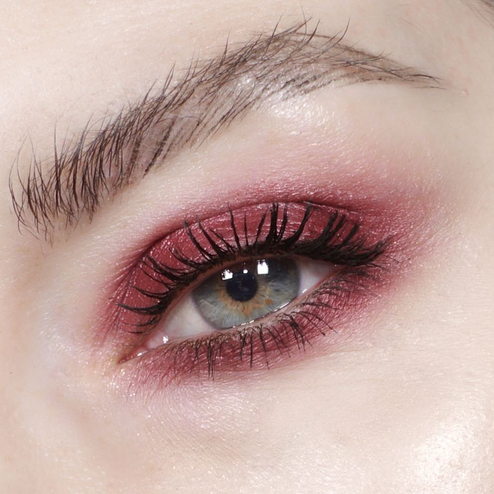 Ang kulay na ito ay kasuwato ng mga lilang, burgundy, tsokolate-ginintuang, kayumanggi at pulang kulay. makiyazh-s-krasnymi-tenyami_ (22)