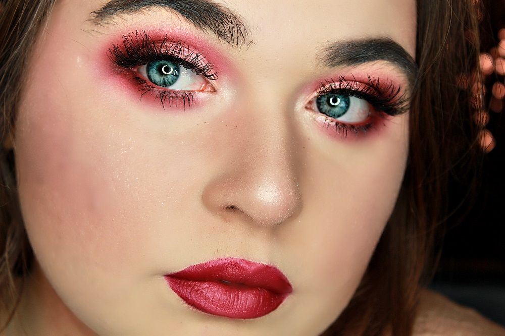 Ang mga bughaw na mata ay laging mukhang malilinaw at masayahin. Iyon ang dahilan kung bakit ang pagpili ng mapula-pula na mga pigment para sa kanila ay hindi isang madaling gawain. makiyazh-s-krasnymi-tenyami_ (25)