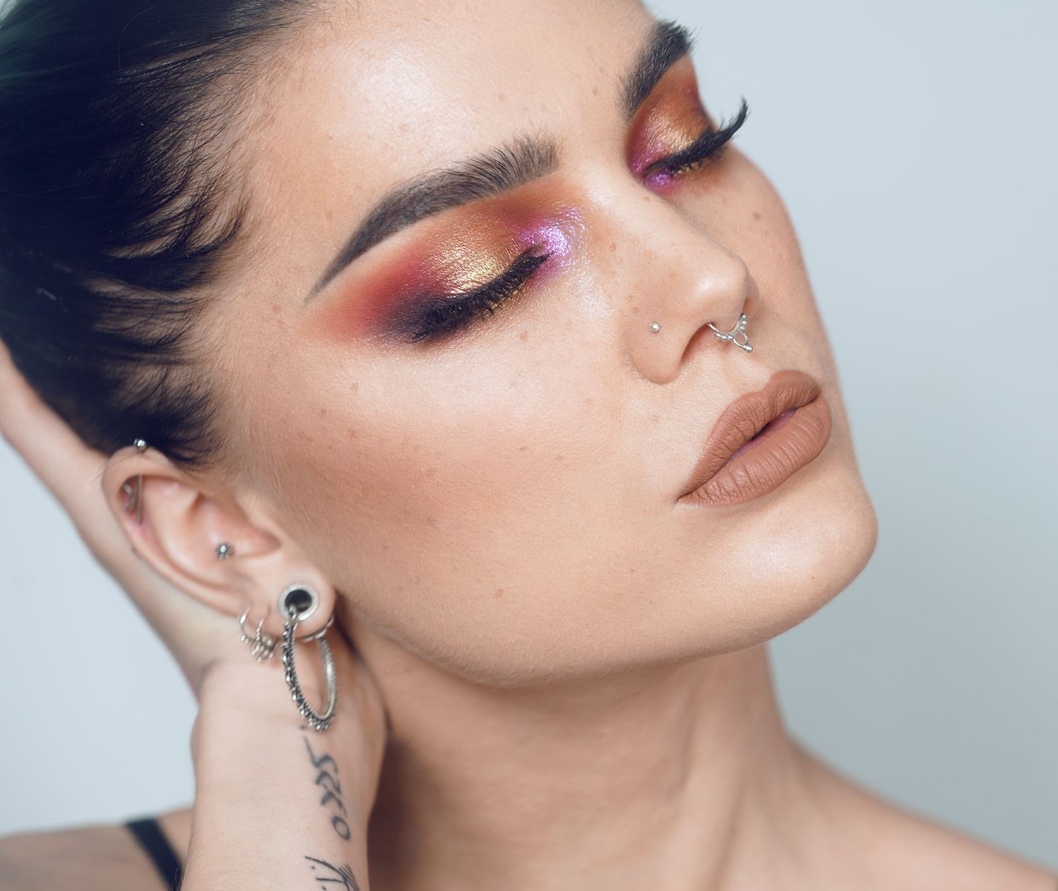 Huwag matakot sa tindi, ang mayamang make-up ay makadagdag sa kamangha-manghang hitsura makiyazh-s-krasnymi-tenyami_ (33)