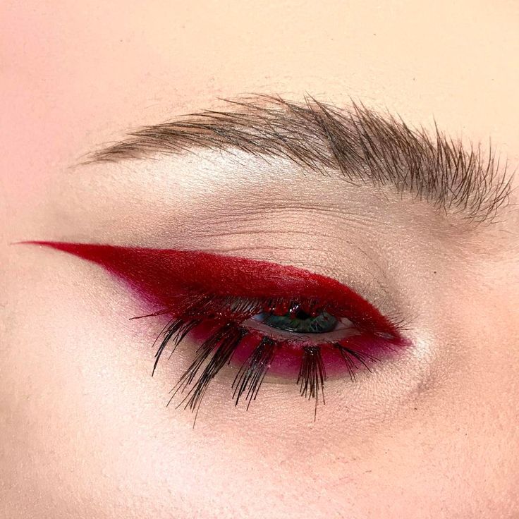 Ang alok na ito ay mag-apela sa mga magagandang nais na magdagdag ng kasiyahan sa kanilang hitsura, ngunit nahihiya mula sa mga maliliwanag na pagbabago. makiyazh-s-krasnymi-tenyami_ (34)