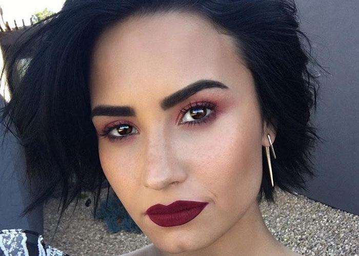 Gumamit ng pamumula at impit ng mga labi upang balansehin ang kaakit-akit na hitsura at i-refresh ang hitsura makiyazh-s-krasnymi-tenyami_ (37)