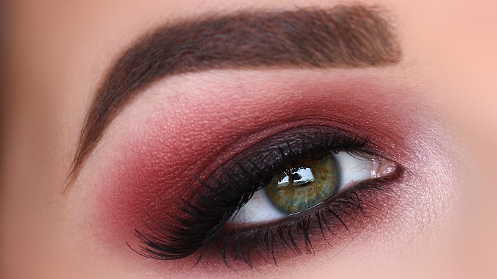 Ang pamamaraan na ito ay pinaka-naaangkop sa isang labis na kulay tulad ng pula. makiyazh-s-krasnymi-tenyami_ (44)