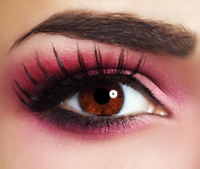 Sa mausok na pamamaraan, maraming mga pagkakaiba-iba ng kulay ng magkakaibang antas ng saturation ang sabay na inilalapat, isa lamang dito ang nangunguna makiyazh-s-krasnymi-tenyami_-45