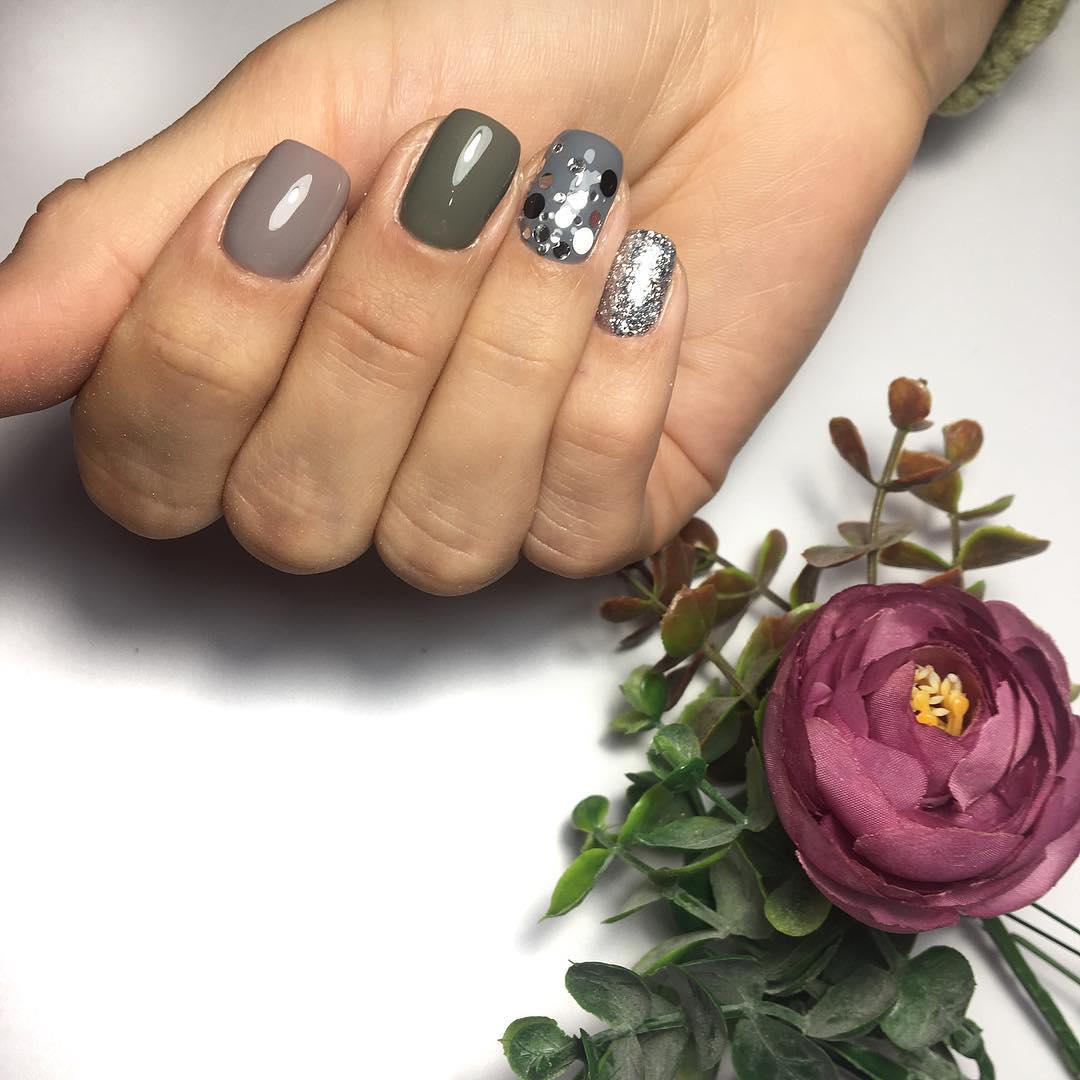 Les carrés et les cercles irisés sont créés à partir de polymères et de papier d'aluminium manikyur-s-kamifubikami_ (2)