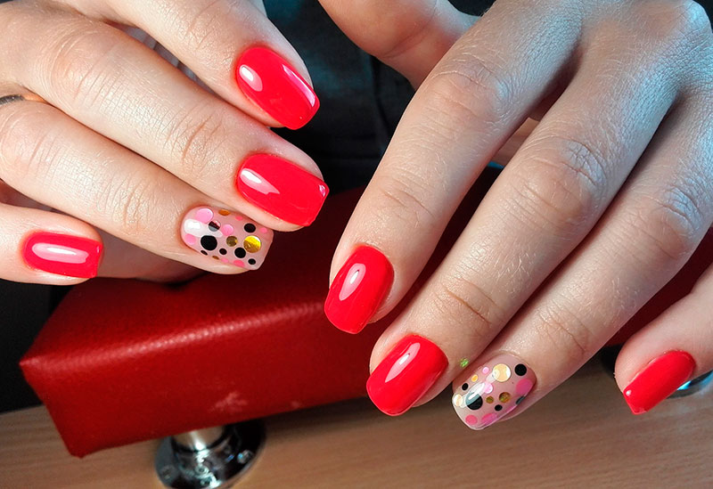 Sur un calque brut, selon le motif choisi, disposer les sequins-kamifubuki et les noyer légèrement dans le haut manikyur-s-kamifubikami_ (4)