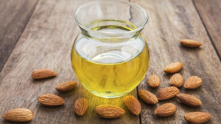 L'outil aidera à restaurer les boucles après des influences environnementales négatives mindalnoe-maslo-dlya-volos_ (7)