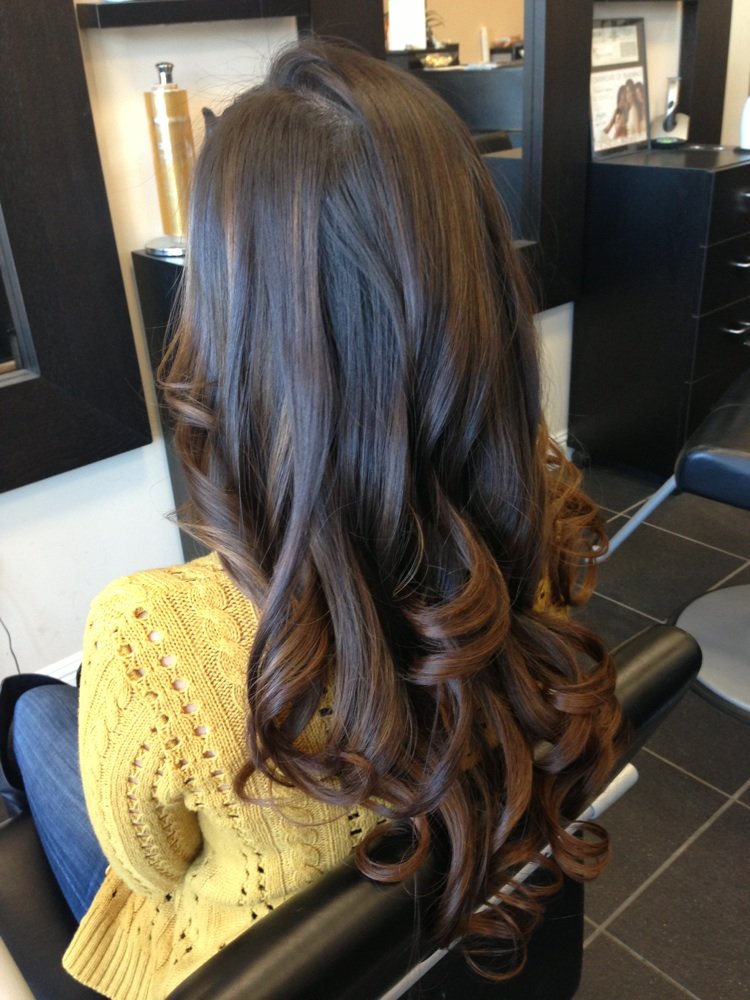 Les beautés avec une teinte porcelaine ou blanc-rose de la peau n'ont pas besoin d'être teintes dans des couleurs excessivement foncées mokko-tsvet-volos_ (47)