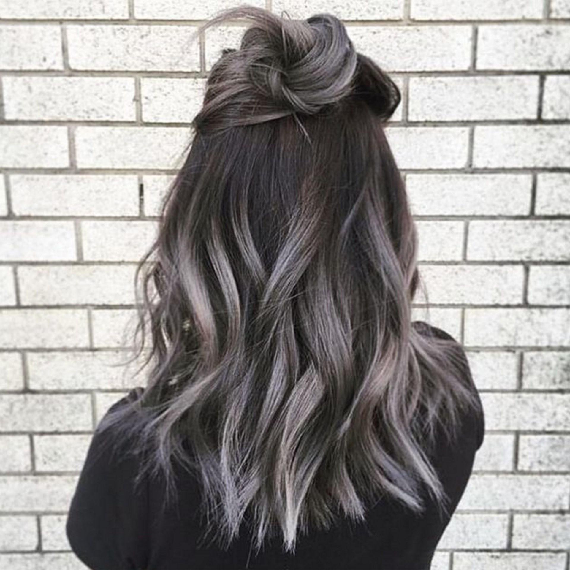 La peinture est simplement frottée et conservée le temps nécessaire. ombre-na-chernyh-volosah_ (20)