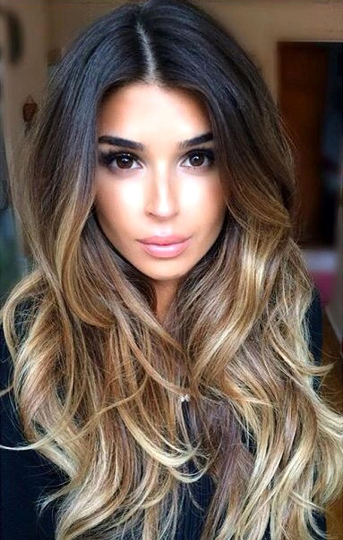 Divisez la serpillière en sections et épinglez-les avec des pinces : pariétale, occipitale droite et gauche, deux latérales ombre-na-chernyh-volosah_-38