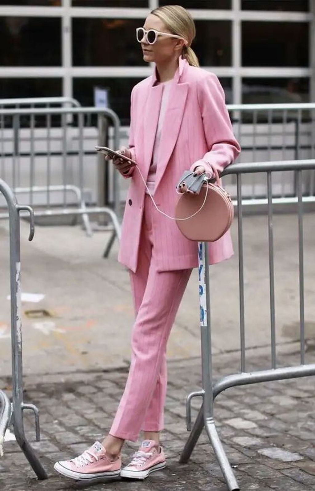 Ils conviennent également aux combinaisons pantalons strictes de couleurs claires. rozovye-kedy_ (23)