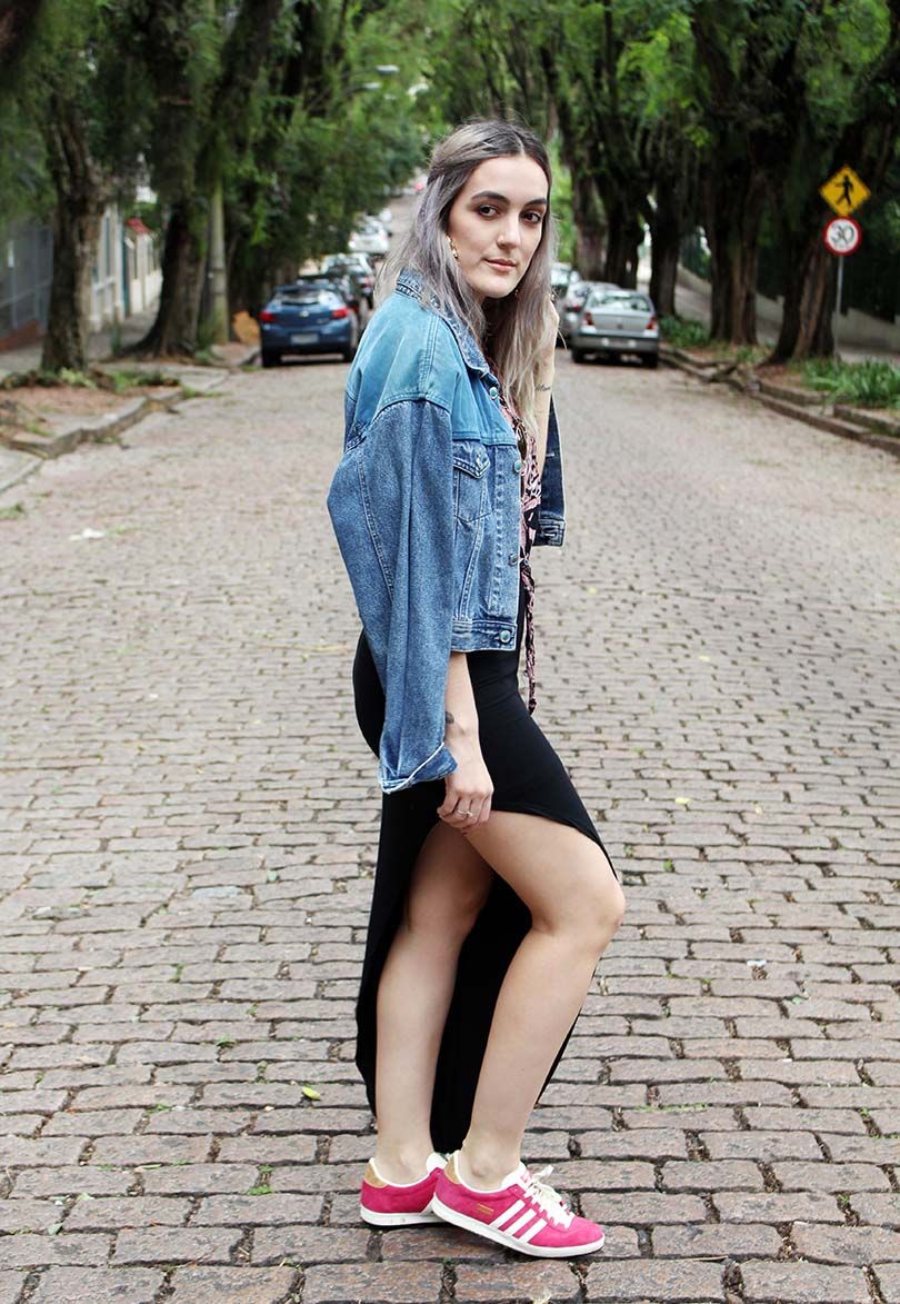 Avec une robe longue et une veste en jean rozovye-kedy_ (32)