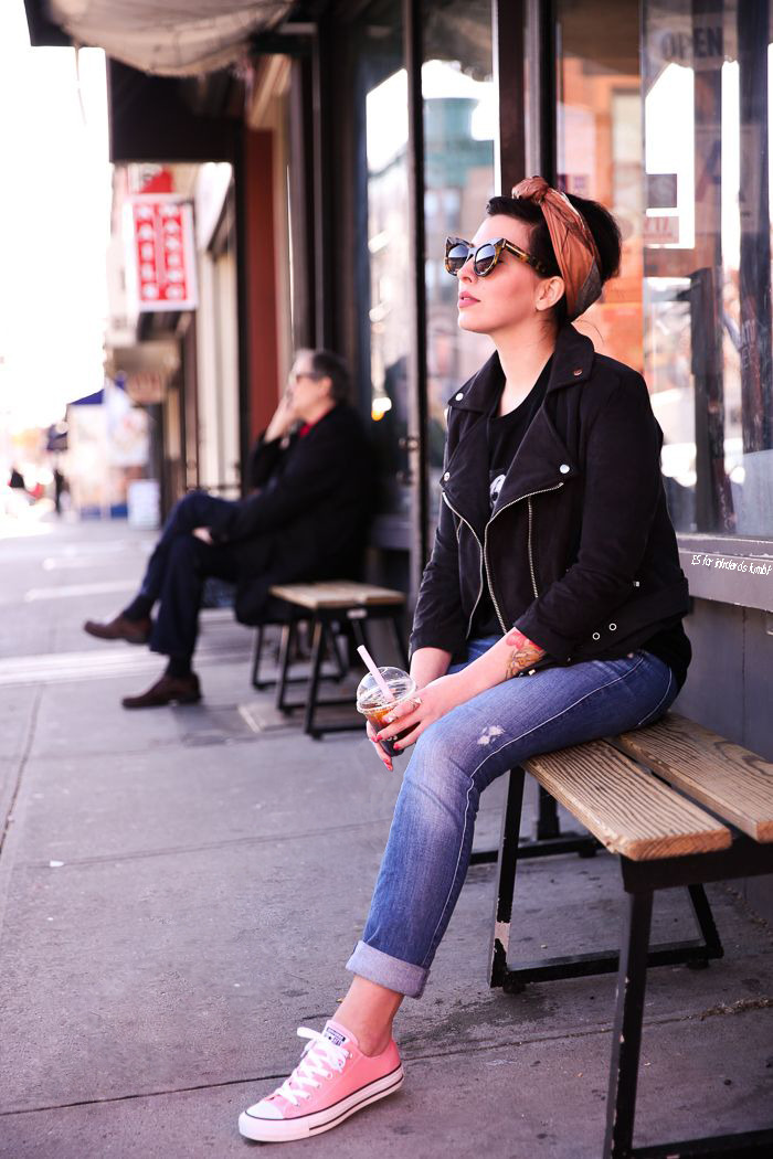 Avec un jean et une veste en cuir rozovye-kedy_ (46)