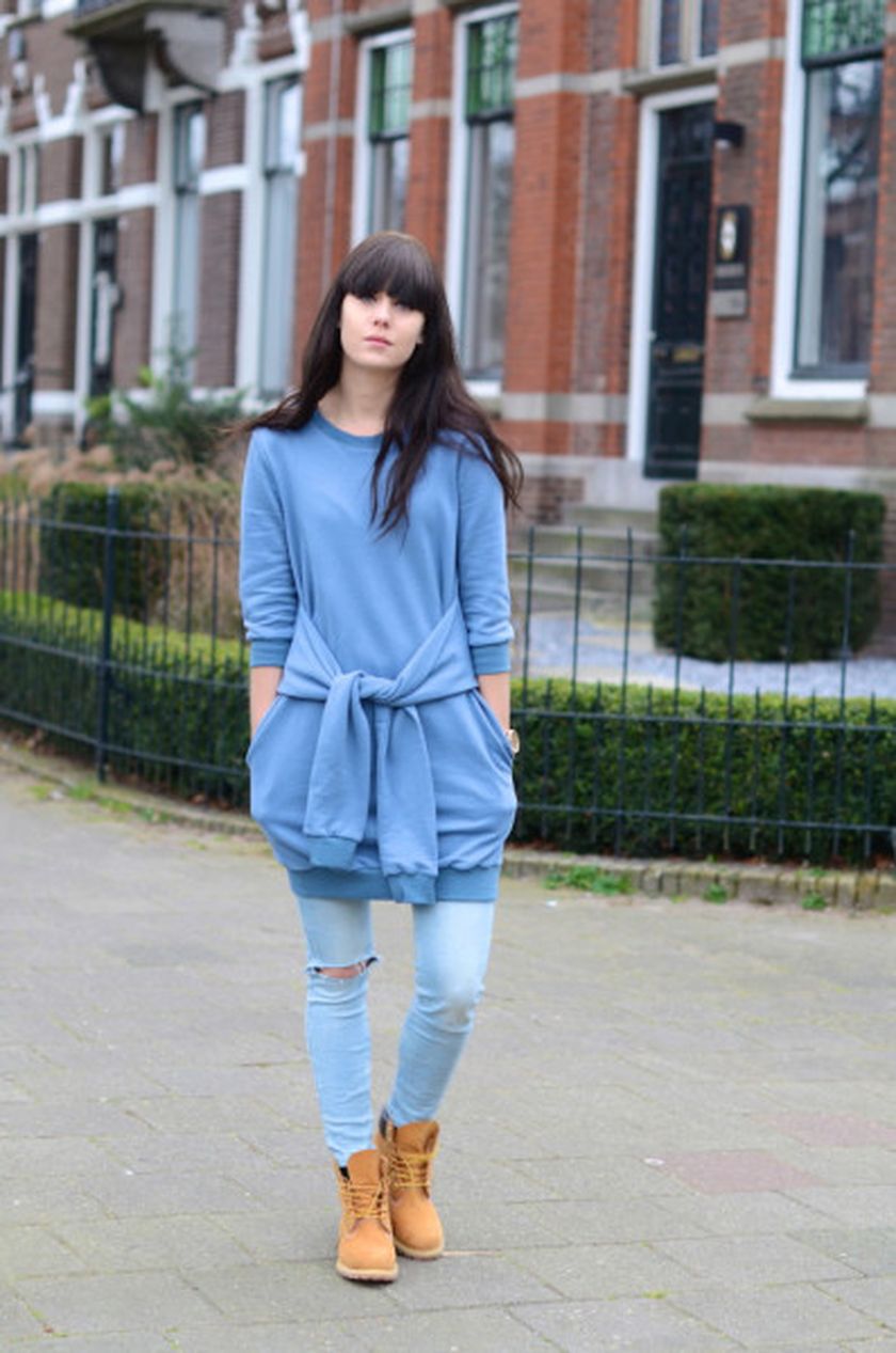 Avec un jean déchiré et un sweat-shirt allongé woodlendy-zhenskie_ (32)