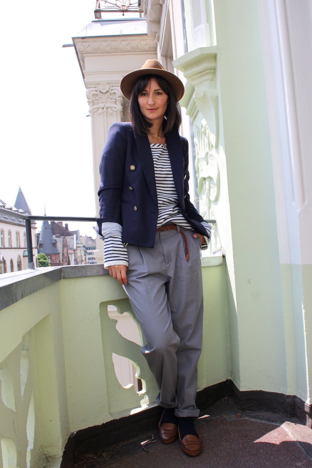 Le modèle est devenu ludique, a acquis de nouvelles nuances vives - bleu, rose, jaune, rouge, couleurs pastel délicates zhenskie-bryuki-chinos_ (44)