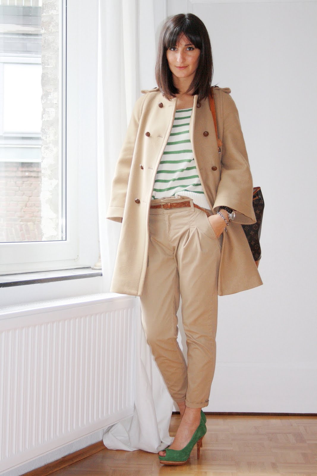 Avec un manteau court zhenskie-bryuki-chinos_ (49)