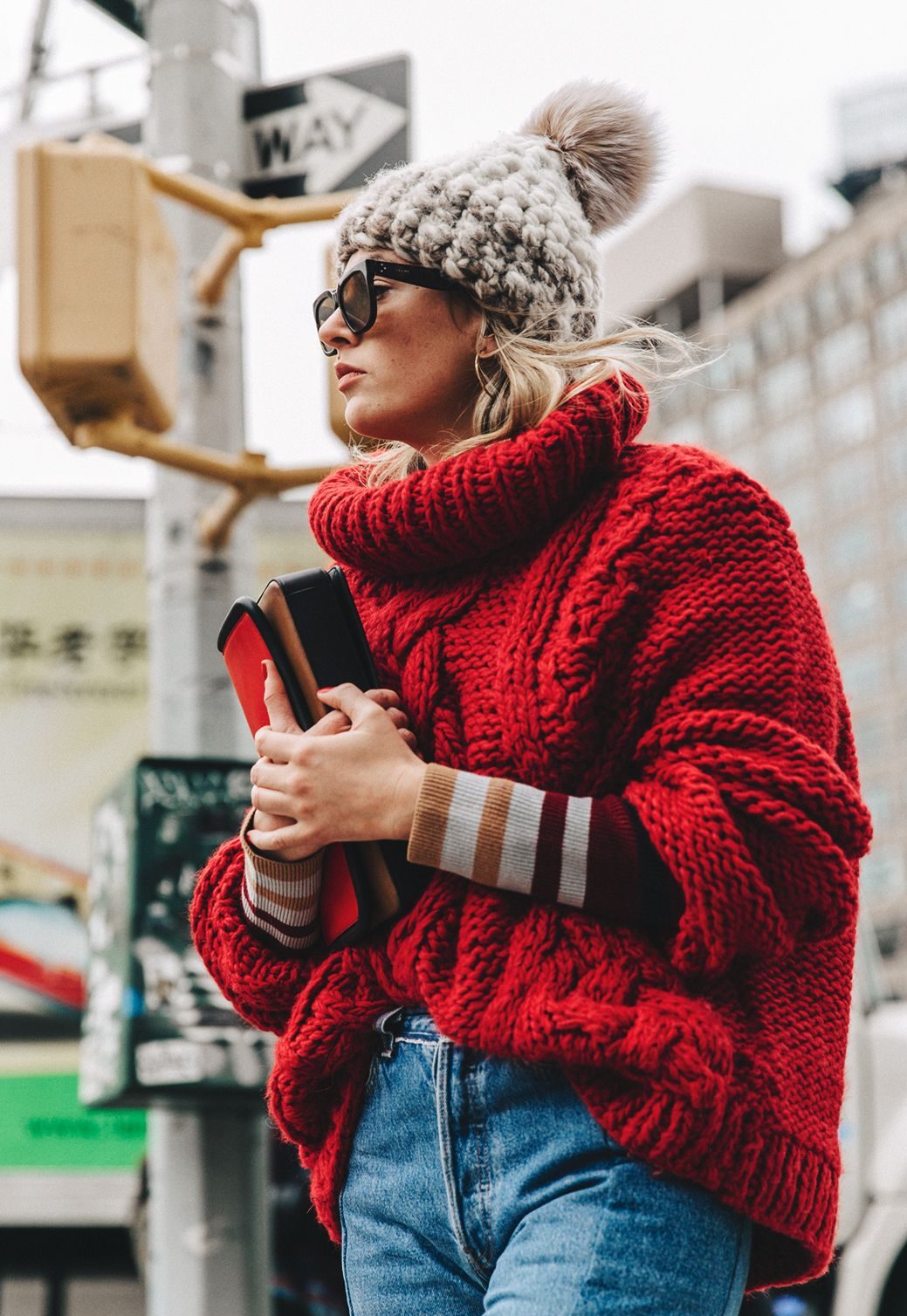 När vi pratar om kläder där det är varmt och otroligt bekvämt, minns vi ofrivilligt en storstickad damtröja. zhenskij-sviter-krupnoj-vyazkoj_ (1)