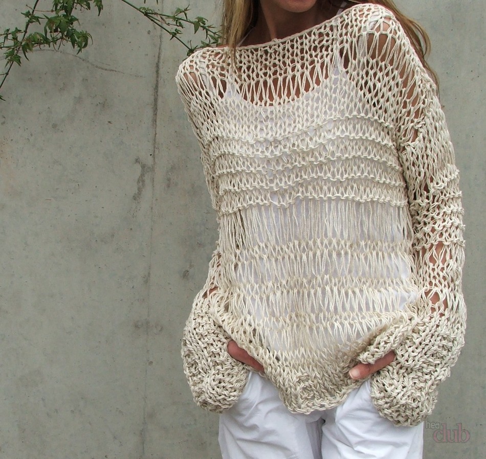 Det stora antalet hål och långsträckta gångjärn förföriskt visar figurens form zhenskij-sviter-krupnoj-vyazkoj_ (48)